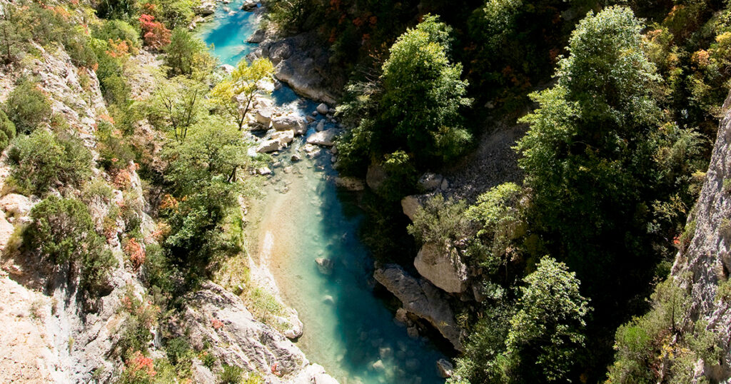 eau limpide dans la vallée de l'esteron