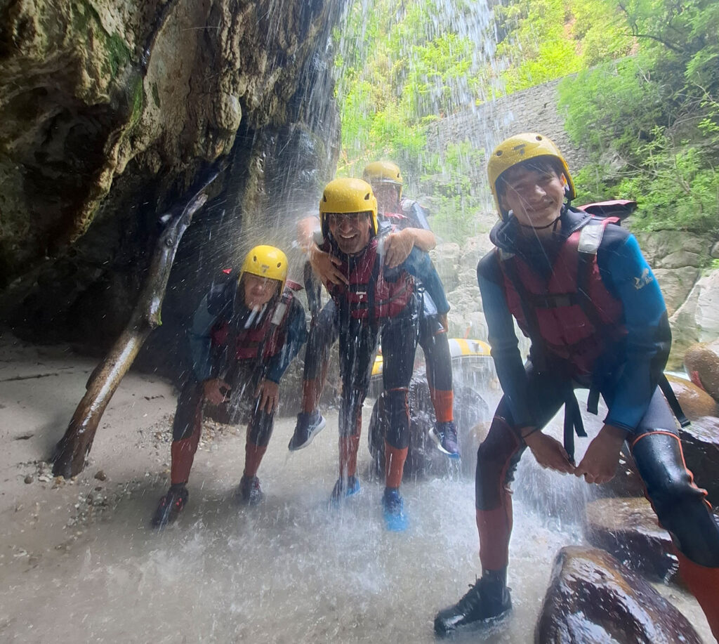 famille qui profite d'un descente en rafting avec Planète Rivière