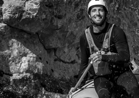 L'expertise et le sourire de nos guides professionnels pour vos sorties rafting avec Planète Rivière à Castellane et dans les Alpes-maritimes.