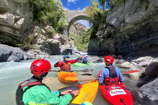 Descente guidée en kayak-raft au cœur des gorges de la Vésubie, une activité nature en rivière conviviale