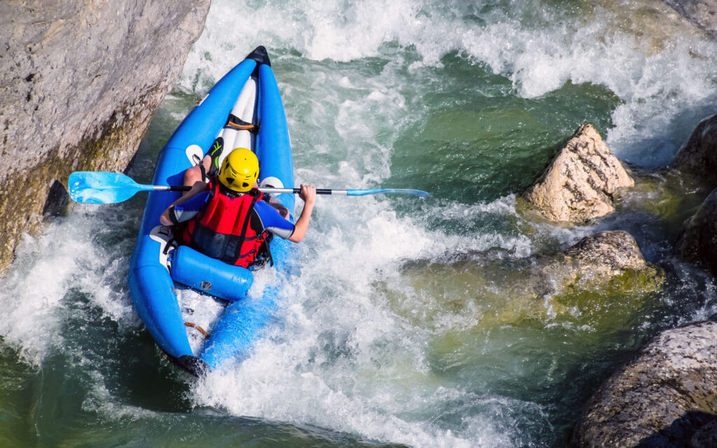 Un kayakiste en kayak-raft monoplace naviguant dans les courants du Verdon