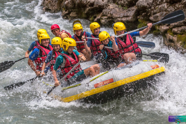 Équipage en rafting pagayant intensément dans les vagues et les éclaboussures d'un rapide dans le Verdon