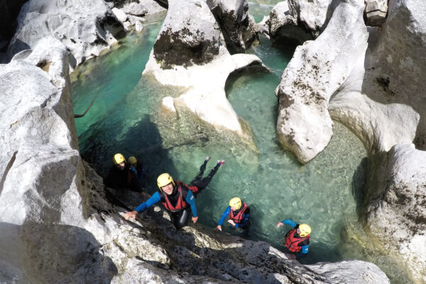 Descente en randonnée aquatique, une activité nature incontournable au cœur des canyons et des gorges du Verdon proche de Castellane et du lac de St-Croix
