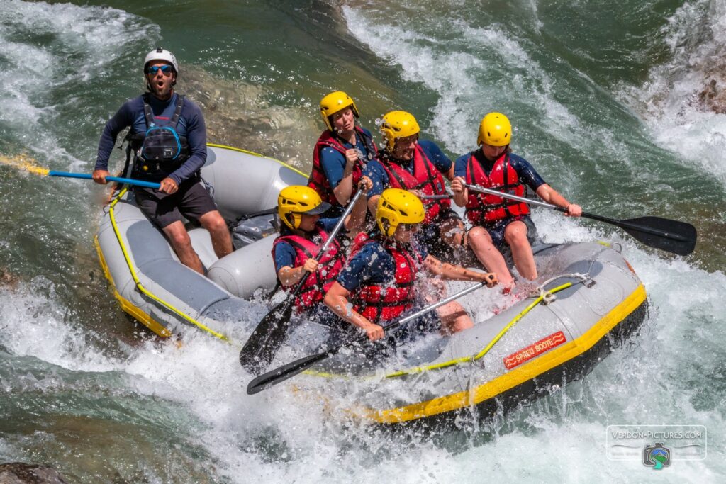 Équipe en rafting franchissant un rapide avec de grosses éclaboussures d'eau vive sur le Verdon